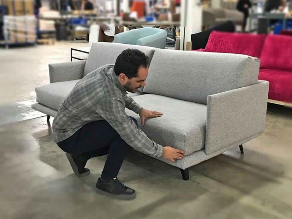 Javier Herrero et canapé MUST conçus pour Beltá Frajumar
